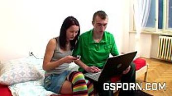 Cornudo vende el culo de su novia por 50 dolares bella novia