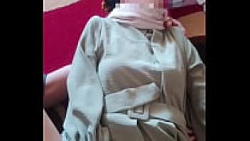 Saudari tiri hijab di entot saat hari raya lebaran public hijab