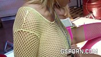 Hot threesome with two sexys busties blondes twinlike blondes