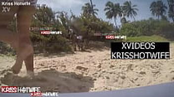 Corno manso fica assistindo sua esposa kriss hotwife cheia de tes atilde o sendo fudida pelo realizador baiano na praia p uacute blica movimentada correndo o risco de serem flagrados marido corno