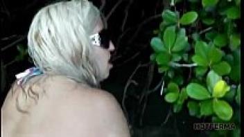 Loira da bunda grande fodendo na praia encarando bunda