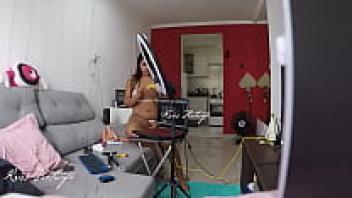 Corno do meu marido recebeu o t eacute cnico do computador em casa e eu fiquei desfilando de biqu iacute ni branco transparente na frente dele porra corno