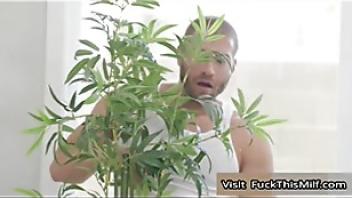 Busty blonde jenna starr gives her wet pussy a proper workout with xander hard dick threesome jenna