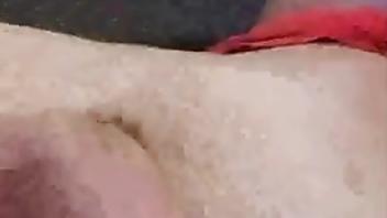 Un uomo disonesto che si nasconde davanti a una bambina di 5 anni 