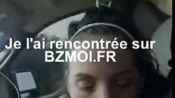 Femme fait une pipe risquee dans la voiture pendant que son mari conduit jeune femme