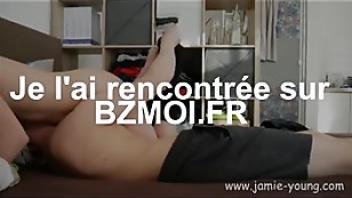 Jeune coquine leche les couilles la bite et avale le jus amateur jeune