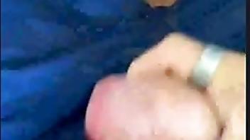 Questi uomini questo scuker davanti alla bambina di 8 anni nasconde davanti