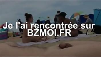 Un homme sur une plage naturiste ejacule loank homme